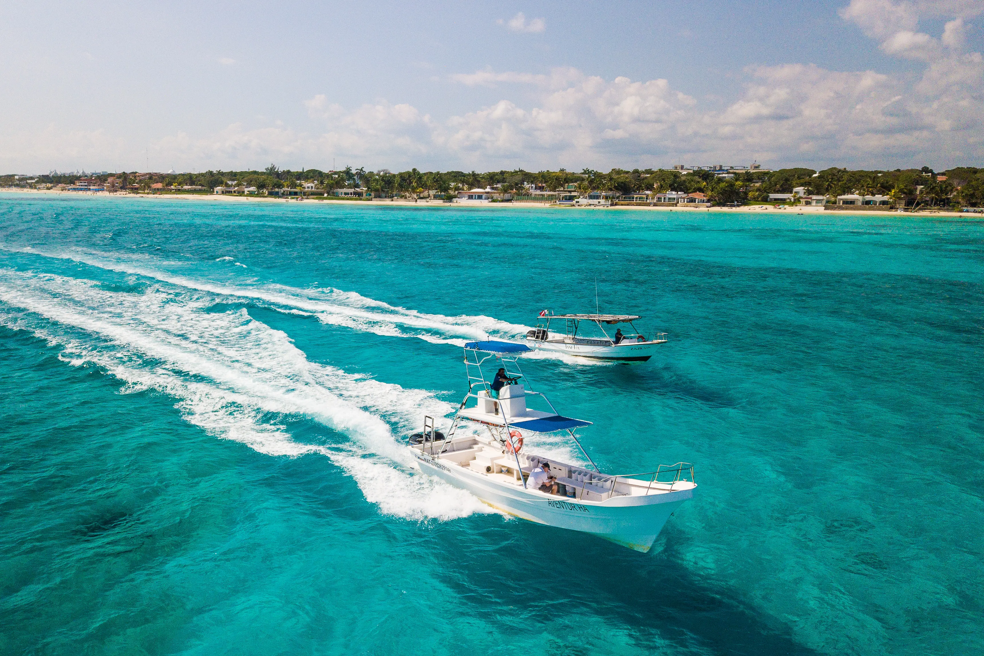 Divers and boats at the dive center in Playa del Carmen